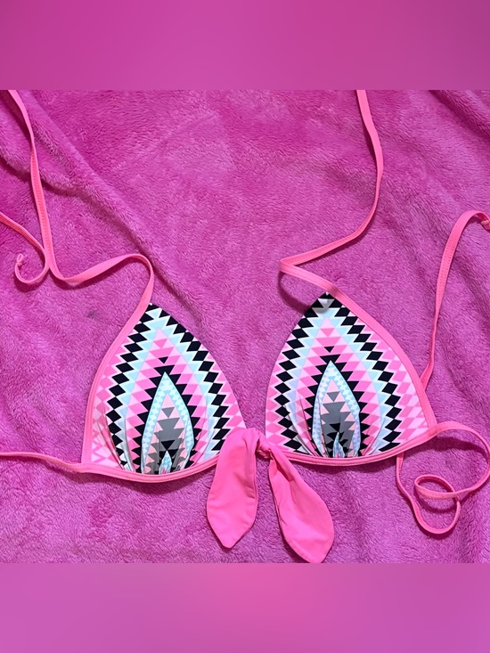 Ardene Other - Y2K neon Pink Triangle Bikini Top with Geometric Print